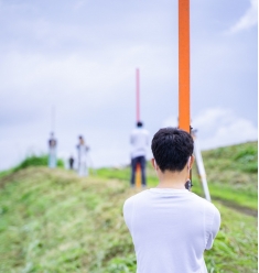 【　秋の測量実習　】水準測量実習は、直接水準（θ型路線）による基準点設置（標高決定）です。まず、不等距離法によるレベルの点検・調整を行います。点検・調整の後、全路線延長1.4kmを班単位で観測し、観測結果に基づいて計算し、成果をまとめます。