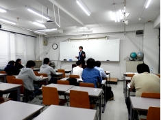 【初級公務員コース　ガイダンス】Ｗスクール：初級公務員コースは、技術職公務員を目指すコースです。4月に体験授業と説明会があります。