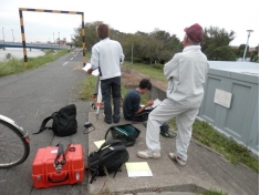 【　秋の測量実習　】地形測量実習は、トータルステーションと電子平板を用いた実習です。初日は器械の設定と細部測量のレクチャー、2日目から現場での細部測量を行います。この実習では、大和川東公園（大和川右岸、距離標8.6〜9.0km付近）を対象に、地図情報レベル500の数値地形図を作成します。