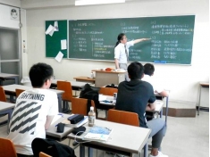 【　ラストスパート！初級公務員　】Ｗスクール：初級公務員コース受講者にとって、夏休みは合格に向けたラストスパート期間！普段は夜間の講座が、昼間2.5時間＋午後2.5時間に移動。この日は「工学の基礎・土木」でした。