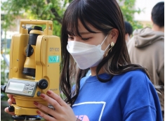 【　測量器械練習　】測量はじめての方もいるので、器械の取り扱い方と整置から始まります。 器械の整置がある程度スムーズにできるようになれば、次は水平角の観測練習です。