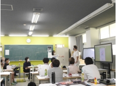 学生の様子修成には授業以外にも学びの機会がたくさんあります☆【GATUN!プロジェクト】・サークル感覚で参加できる！・建築物や橋、造園など見学会やコンペへの挑戦、橋梁模型コンテストへの挑戦などなど【設計事務所で働くためのスキルを徹底的にたたき上げる設計塾】・設計事務所を主宰している現役バリバリの建築家たちが直接指導！・課題に対する構想、設計、プレゼンを通して「設計力」「提案力」「表現力」を鍛えます。
