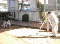 実習授業の様子実習・演習の授業を数多く実施。測量実習は土木系学科だけでなく建築系学科でも実施しています。土木系学科では「測量士」を目指すべく、より専門的な実習を積み重ねています☆