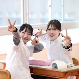 ワクワクのキャンパスライフ。マインド.では2年間を通じて、盛り沢山のイベントをご用意しています。1年目では、仲間とのつながりや絆が生まれるマインド.らしいアットホームなイベントを準備しています。2年目からは美容やビューティーの業界で即戦力となれるような、より高度な技術力を磨く授業やイベントをご用意しています。