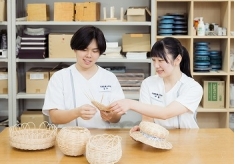 【織物・手工芸・絵画室】革工作・タイルモザイク製作などを通じてモノづくりの喜びや楽しさを学びます。