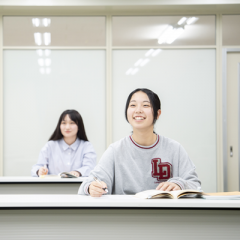 【様々な奨学金や学費の助成で「学びたい気持ち」を応援】