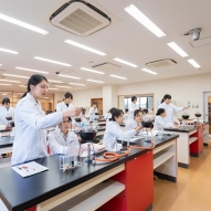 【実験室】2人で1台の新しい実験台を設置。実験操作に携わる時間が増え、学習効果も高まり、有意義な授業時間を送ることが出来ます。高画質モニターも完備で、教員の手元もしっかり確認できます。