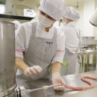 食品加工実習室　ハム・ソーセージ・北京ダック・燻製品などが作れる専用機材が充実！