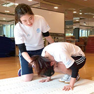学校では、授業の合間も先生や友達と楽しくおしゃべり♪