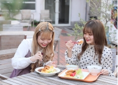 カフェNSCの学生が交流するカフェテリア。天気の良い日はテラス席もご利用いただけます。