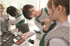 国家資格が取得できる！ファッション専門学校ではめずらしく、「商銀装飾展示技能士」「接客販売技能検定」の２つの国家資格が取れる学校です。その他、各種学校正教員認定をはじめ、各コース別に多数の資格取得をめざします。