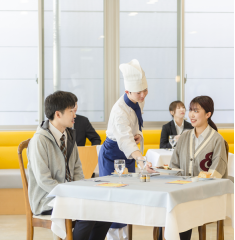 【スケールメリット】グループ校（調理）の学生が作るコース料理でテーブルマナーが学べます。