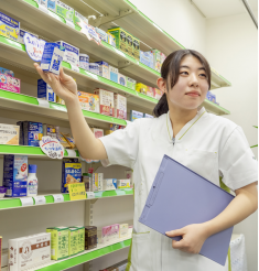 【薬業科】医薬品の陳列方法や手話なども学びます。