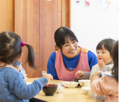 【こどもﾏｲｽﾀｰ養成科】保育所や幼稚園で子どもたちと触れ合います。