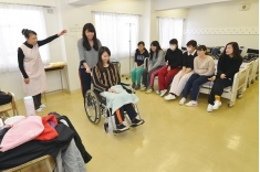 介護職員初任者研修資格取得のための研修を受けます！「介護職員初任者研修課程（前ホームヘルパー）」の取得を目的とした研修。福祉の知識や、介護技術を学び、介護現場で役立つスキルを身につけます。