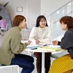 CAMPUS CALENDER◆4月 入学式 新入生歓迎会 新入生合同オリエンテーション◆5月 保健科学部球技大会クラスマッチ マナー講座◆6月 保健科学部4年生臨床実習開始 看護学部1年生ヒューマンケア体験実習 就職活動 オープンキャンパス◆7月 前期試験 動物実験慰霊祭 オープンキャンパス◆8月 夏季休業 保健科学部3年生評価実習 看護学部2年基礎看護技術実習 オープンキャンパス◆9月 後期開始 オープンキャンパス◆10月 桃華祭(学園祭) 看護学部3年臨地実習開始◆11月 保健科学部4年生臨床実習終了◆12月 保健科学部卒業論文発表会 冬季休業◆1月 後期試験◆2月 保健科学部2年生評価実習 入学前教育 保健科学部国家試験◆3月 卒業式 看護学部2年看護展開論実習 春期休業