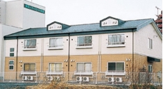 学生寮一関市外から通ってくる学生に便利な女子寮。全室完全個室制でプライベートを大切にしています。バス・トイレ、冷暖房はもちろん、ミニキッチン＆冷蔵庫も完備。本校から徒歩30 秒！