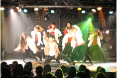新入生を歓迎する「ウェルカムパーティ」山本先生とダンス科のパフォーマンス