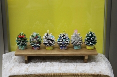 　クリスマスに向けて、松ぼっくりでツリーを作りました。