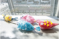 　造形表現の授業で作った『魚釣り』です。クリップで引っ掛けるのでは無く、マグネットでくっつけて釣ります。