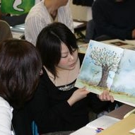 絵本の読み聞かせも先生にとって必要なスキルです。