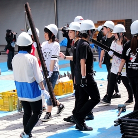ヘルメットをかぶり安全第一