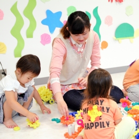 子どもたちが集まってきます