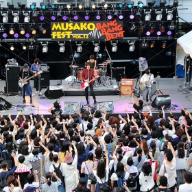 自分たちで野外ライブを創り上げる!コンサートスタッフを希望する高校生はたくさんいます。ライブに行った時にミキサーを操る姿がカッコよかった、ステージを彩る照明が綺麗だった、など憧れからコンサートスタッフを目指す人がほとんどです。華やかに見える現場ですが、そればかりではないのが現実。そこで、高校生たちにコンサートスタッフの仕事を実際に経験してもらうために開催されるのがスペシャル体験入学の野外ライブフェス「MUSAKO FEST」です!3日間でステージ設営、機材搬入、リハーサル、本番、撤収という流れを全て経験してもらいます。もちろんステージでパフォーマンスするのはプロのアーティスト!憧れではなく、仕事としてのコンサートスタッフを体験してください!