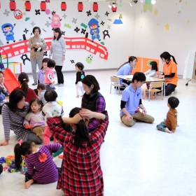 保育の現場が学校にある!学校の保育実習室を近隣の親子に開放して行なわれいてる子育て応援サークル「ちびっこどんぶり」幼児教育学科やこども学科の学生が、保育を学ぶ一環として活動しています。ただ、楽しく子ども達と触れ合って遊ぶだけではなく、行事ごとのイベントを取り入れたり、工作の準備、劇やお遊戯なども自分たちで考えます。楽しいだけではなく、安全性も考慮した遊びが必要です。子ども達と触れ合うことでしか学べないこともあります。教科書に書いてある通りに接しても、心を開いてくれないこともあるので、経験を積み、臨機応変に対応できる力を養えます。今回は、そんな「ちびっこどんぶり」の活動をご紹介します!