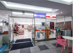 授業の合間に飲み物を買ったり、ノートを買い足したり、小腹が空いた時のお菓子やアイスなど、何かと便利なコンビニ。しかも！ブックストアコーナーもあるので、とっても便利。お弁当が物足りない時には、レジ横のホットサブでお腹も心も満たします。