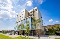 学生会館(アクトス〈ACT Sta.〉)様々なキャンパス活動に使用される複合施設棟。ミーティングルーム、コモンズ、武道場、部室などがあり、また、学生の居場所と自由な学習スペースを確保することにより学生生活の充実を実現します。【場所】南キャンパス
