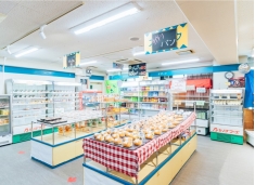 コンビナスおにぎりやサンドイッチなどの軽食や飲み物、お菓子ほか、文房具も販売。昼時には学生でにぎわい、卒業生の店長が温かく迎えてくれる。【営業時間】月～金：8:30～17:30【定休日】土曜日、日曜日【場所】12号館1階