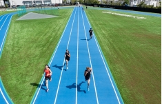 南キャンパスグラウンド用途：授業、クラブ、サークル活動など、面積：約5,000㎡(100ｍ×50ｍ)2023年に完成したばかりの学生会館の目の前に、ラニングやトレーニングのための理想的な場所が誕生しました。広々とした200メートルトラックは、スピードを追求するランナーや、アスリートにとって理想的な場所です。一緒に新しいグラウンドで、健康とフィットネスを追求しましょう！
