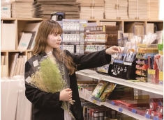 【ミニコンビニ】専門的な教材なども用意しています！その他学用品や生活用品なども品揃え豊富です♪