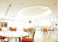 学生ホール明るく開放的な多目的な空間。いつも学生でにぎわう人気スポットです。