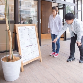 本学の学生食堂やカフェは、毎日沢山の人で賑わっています。人気のがっつり系定食から美味しいデザートまで、気分によって選べるメニューをご用意しています。期間限定メニューとして、福祉栄養学科とのコラボメニューを提供していることも……!是非お立ち寄りください♪