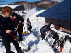 【介護福祉学科】スノーバスターズ2階まで雪が積もる西和賀町で高齢者宅の雪かき。