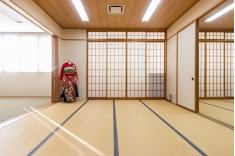 着付実習室/専門教育科目で着付を選択した学生が使用する実習室です。振袖などの着物の着付を畳のある部屋で練習します。すべての工程を覚えられるようになるまで、繰り返し練習します。