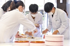企業コラボ「新春万福おせち2023」【管理栄養学科】