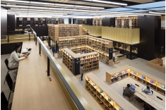 8号館(大学附属図書館)内