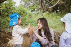 附属幼稚園で子どもと関わることができます。そのほか、保育アルバイトもできます。
