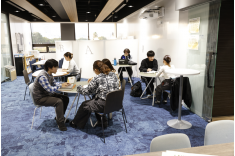 METTS Commons[メッツコモンズ]（浦安キャンパス）：教職課程の教員が常駐し、教員をめざす学生をサポートします。