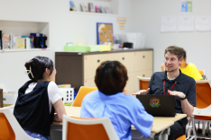 多言語コミュニケーションコモンズMLACC［エムラック］（浦安キャンパス）：学内で外国語を使った異文化交流ができます。