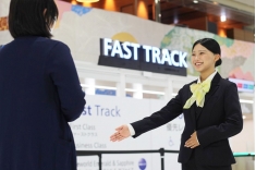 充実のインターンシップ！こちらは成田空港でのグランドスタッフ業務のインターンシップ風景です。グランドスタッフの他、ホテルやエアカーゴ、グランドハンドリング等、各種業務のインターンシップがあり、1年生からスタートできます！