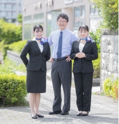 夢に向かって一緒に歩んでくれる先生たち！ナリビには各学年・クラスに担任の先生がいます！小規模学校だからこそ、一人ひとりに目が行き届き、丁寧な指導で安心できます。
