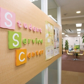 保護者の方や担任・友人にも相談しづらい問題を解決する「スチューデントサービスセンター」。専門のカウンセラーが毎週来校し、万が一、心のトラブルが起こったとしても真正面からあなたを支えます。