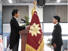 令和７年３月１８日（火）令和６年度卒業証書授与式が挙行されました。越生町町長新井康之様、元衆議院議員大塚拓様、本校企業後援会副会長埼玉ダイハツ販売株式会社小泉修様はじめ３５名のご来賓ご出席のもと、厳粛で感動的な雰囲気のなか執り行われました。４７名の学生が無事に卒業し、それぞれの道へと進んでいきます。学んだことをしっかり活かして頑張ってください。今後のご活躍を祈っております。卒業おめでとうございました！