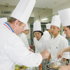 中川学園が誇る充実の講師陣。　常勤職員は熱いハートの先生たち。