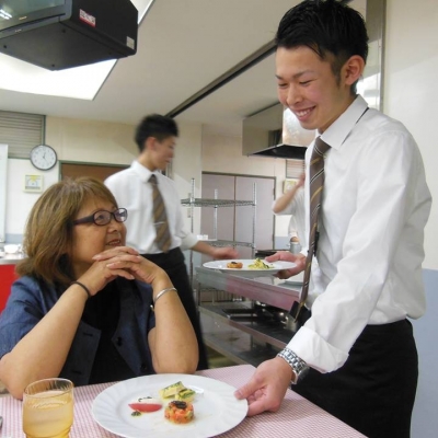 学食実習は本物のレストランであり、お菓子屋さんです。