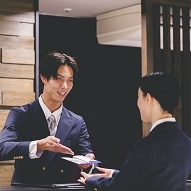 業界から直接学び、お客様に感動を届ける 「心のおもてなし」を身につけよう！